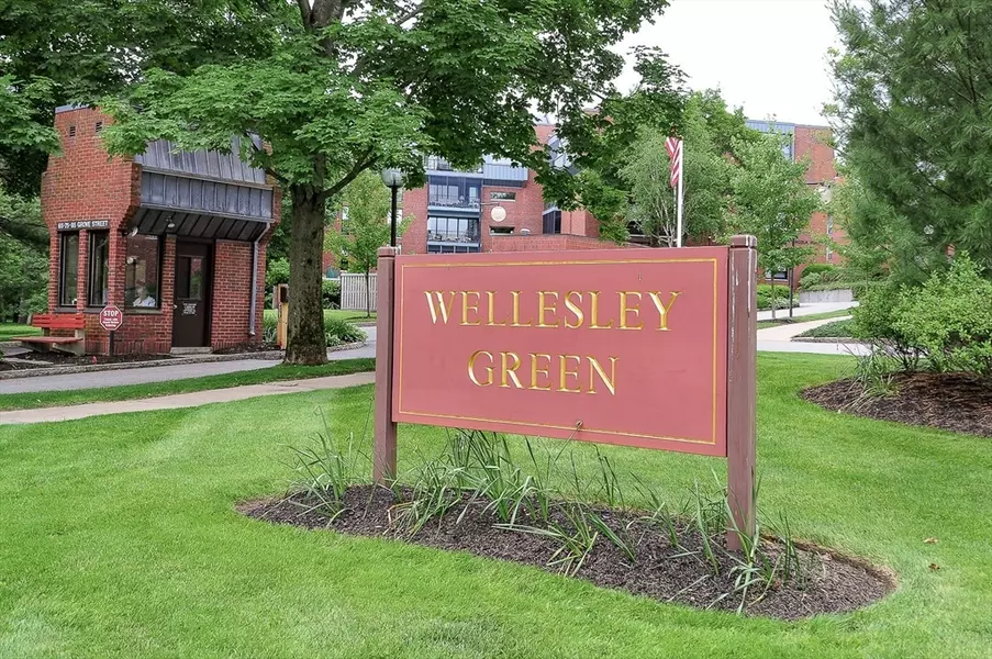 75 Grove St #124, Wellesley, MA 02482