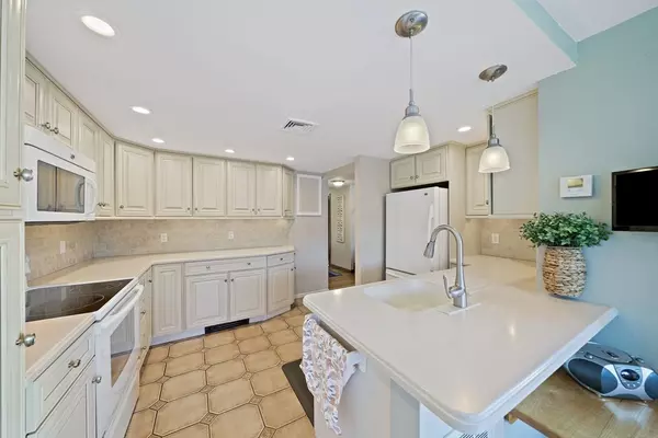 Mashpee, MA 02649,45 Pond Cir
