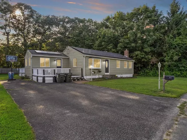 28 Holly St, Oxford, MA 01540