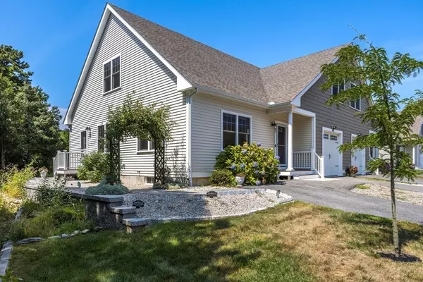 Falmouth, MA 02540,637 Gifford St #16A