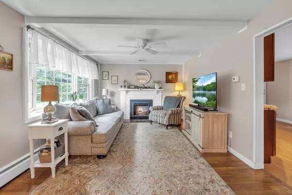 Uxbridge, MA 01569,37 Pine Grove Cir