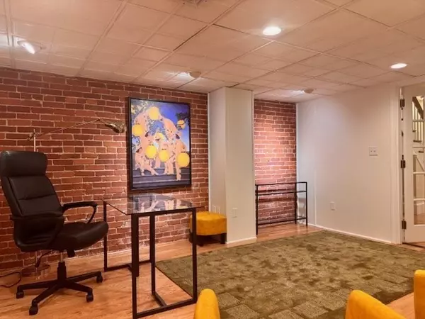 Brookline, MA 02445,1577 Beacon Street #1