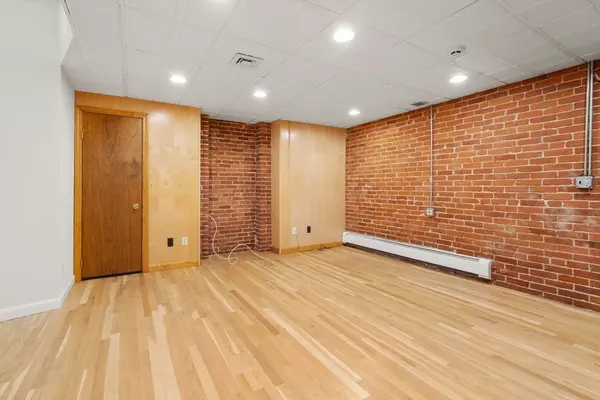 Brookline, MA 02445,1577 Beacon Street #1