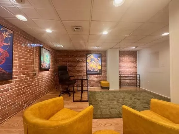 Brookline, MA 02445,1577 Beacon Street #1