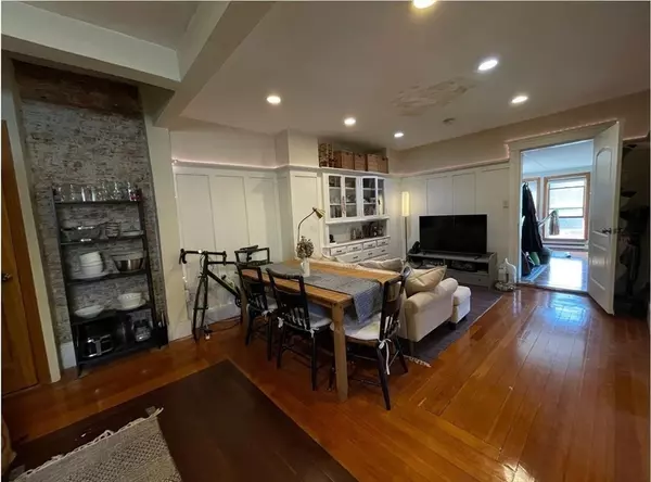 1672 Beacon St #2B, Brookline, MA 02446