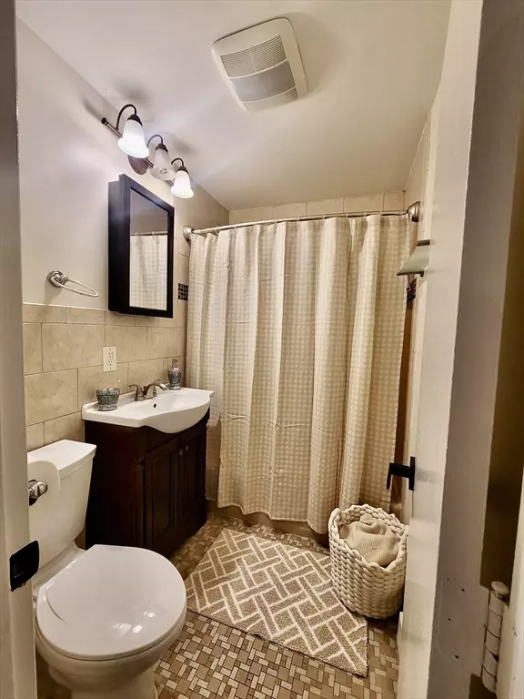 Framingham, MA 01702,137 Winthrop St #3B