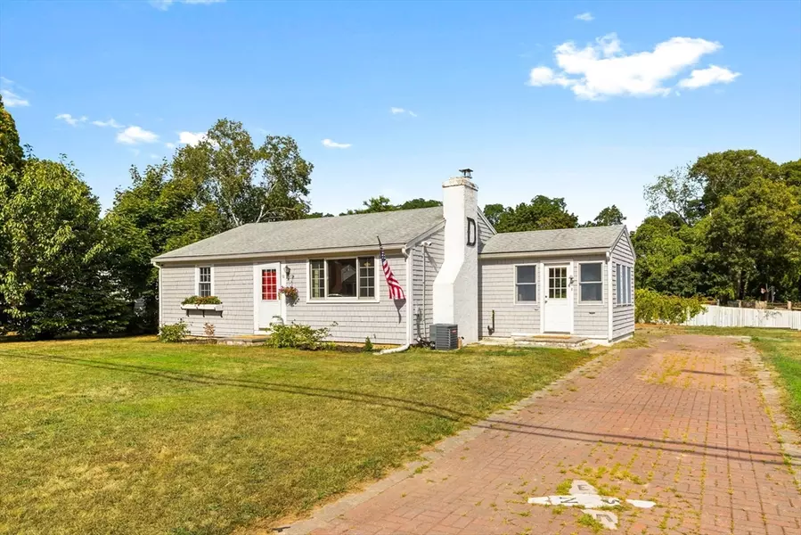 18 Antlers Shore Drive, Falmouth, MA 02536