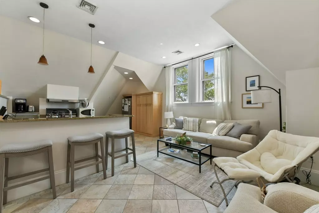 Brookline, MA 02445,1774 Beacon St #6