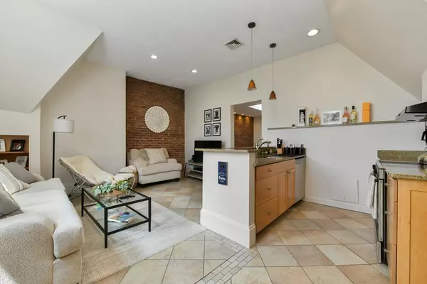 Brookline, MA 02445,1774 Beacon St #6