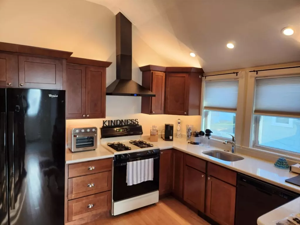 Plymouth, MA 02360,402 Court St #2