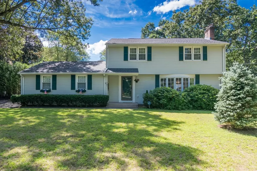 567 Maple Rd, Longmeadow, MA 01106