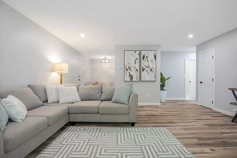 2 Chapel Hill Dr #7, Plymouth, MA 02360