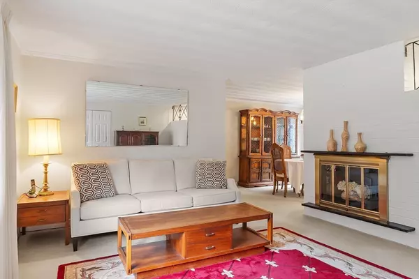 Chelmsford, MA 01824,11 Parlee Rd