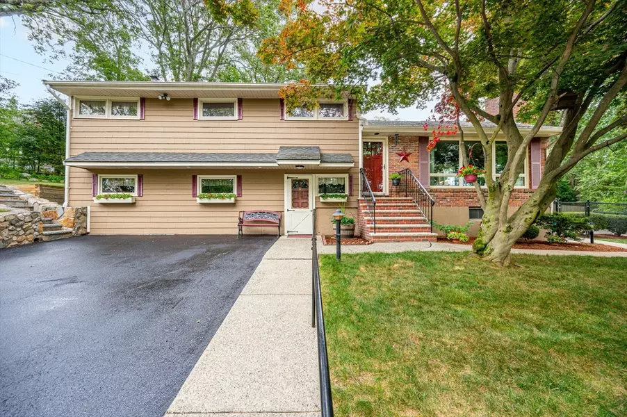 22 Arthur Woods Avenue, Burlington, MA 01803