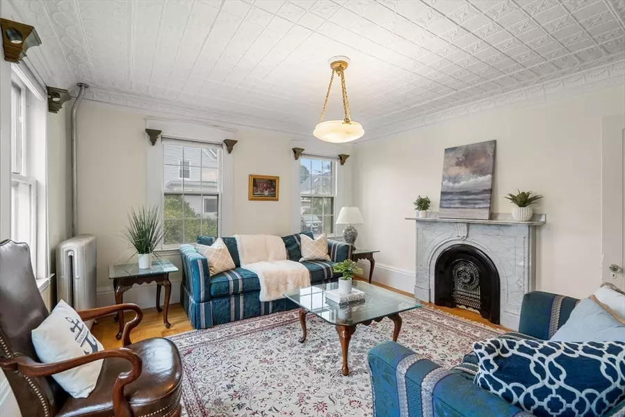 65 Bromfield St, Newburyport, MA 01950