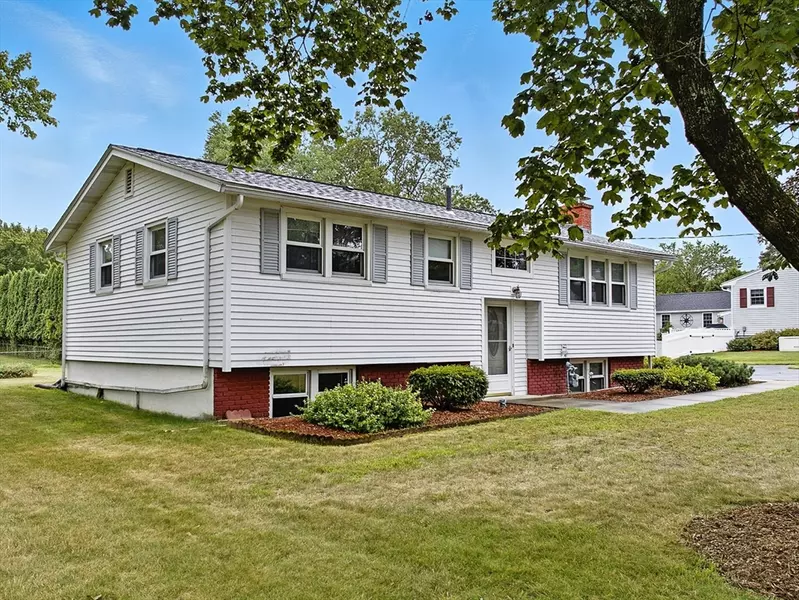 12 Wellington Dr, Hudson, MA 01749