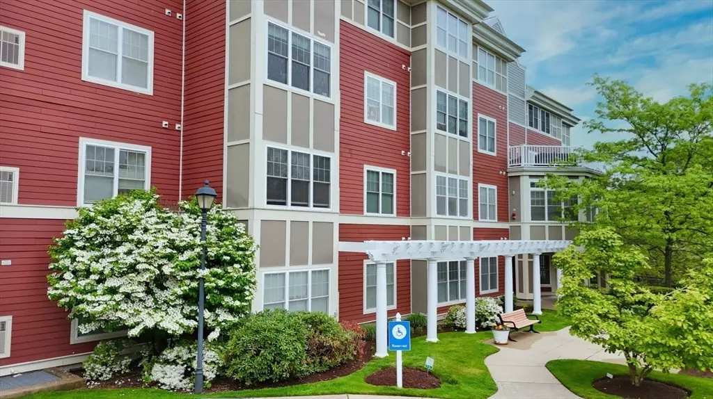 Newton, MA 02467,35 Commonwealth Ave #404