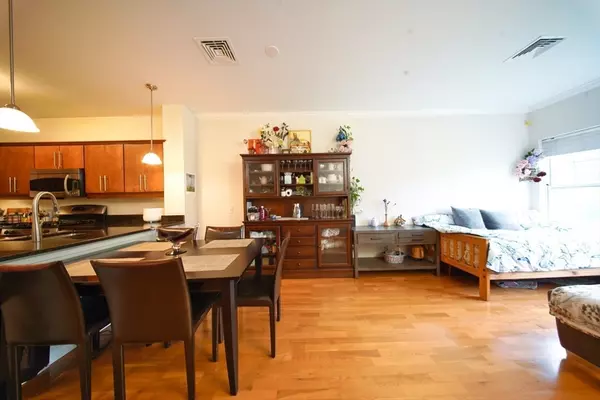 Newton, MA 02467,35 Commonwealth Ave #404