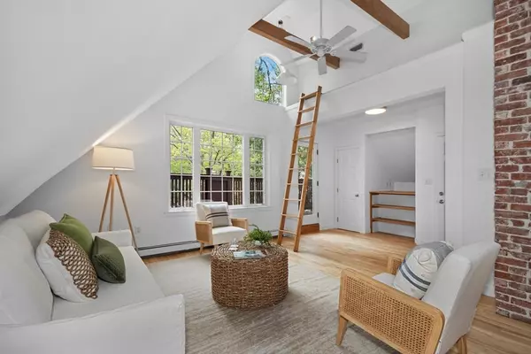 Cambridge, MA 02138,87 Holworthy St #3