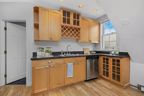 Cambridge, MA 02138,87 Holworthy St #3