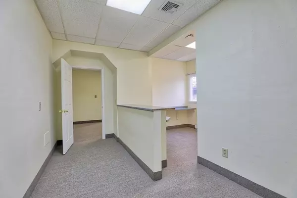 Agawam, MA 01001,584 Meadow St
