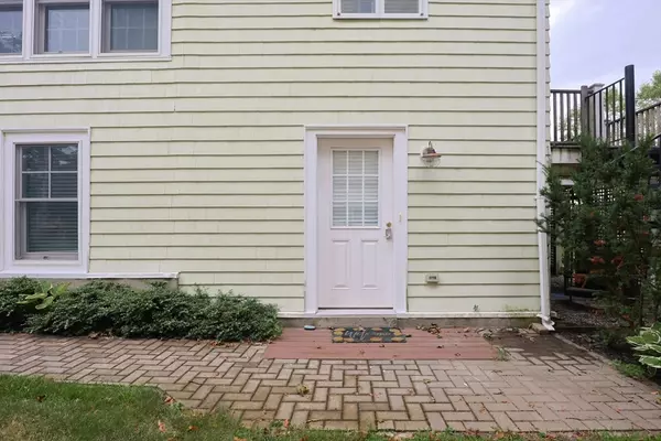 Marblehead, MA 01945,29 Lincoln Ave #B