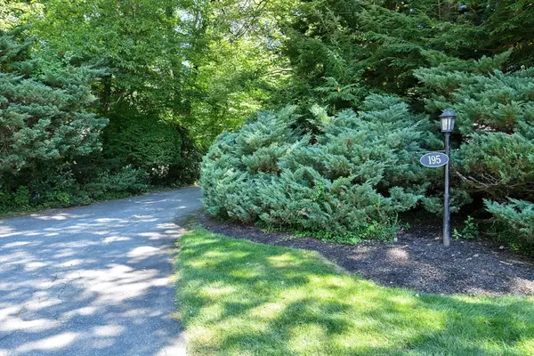 Longmeadow, MA 01106,195 Knollwood Dr