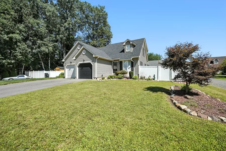 52 Luden St, Springfield, MA 01118