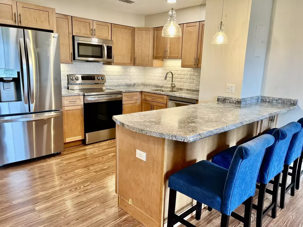 Swampscott, MA 01907,1006 Paradise Rd #3R