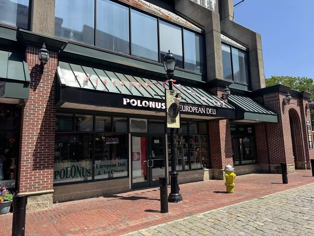 Salem, MA 01970,176 Essex St