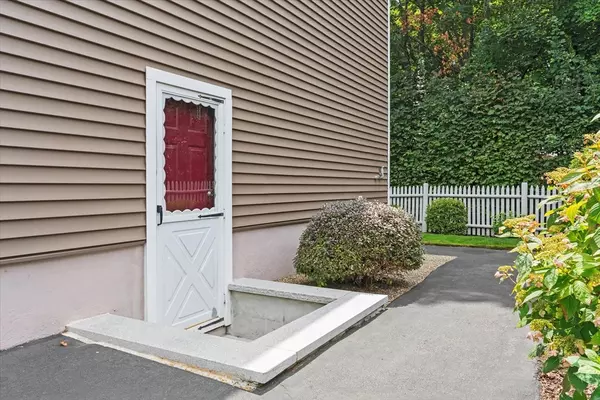 Saugus, MA 01906,42 Crescent