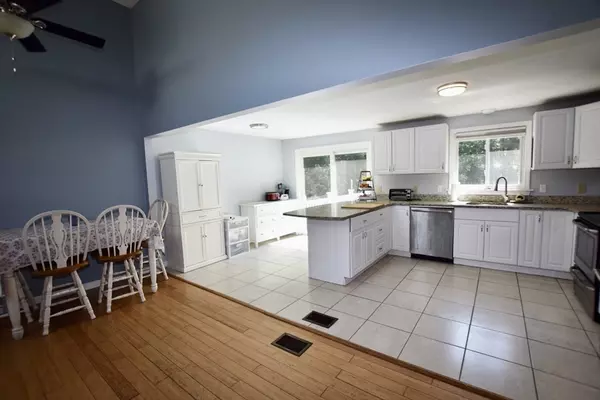 Berkley, MA 02779,14 Blossom Ln