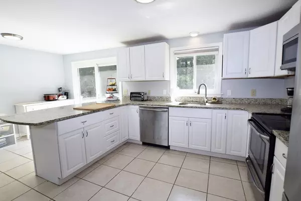 Berkley, MA 02779,14 Blossom Ln