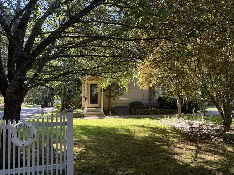 79 Center St, Westport, MA 02790