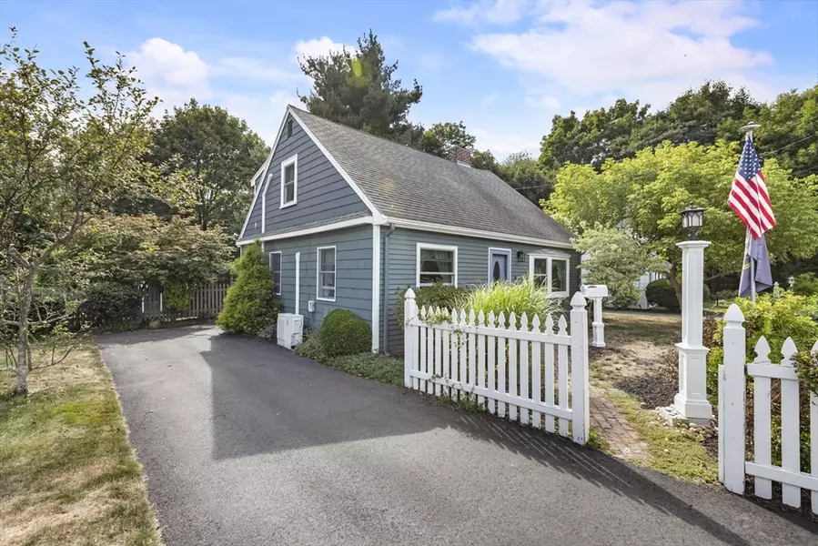 14 Alandale Pkwy, Norwood, MA 02062