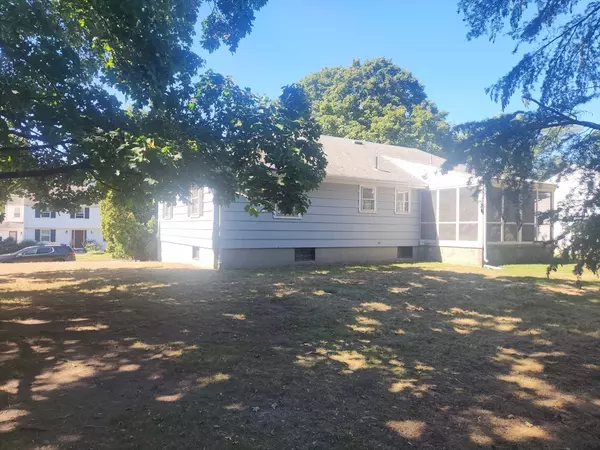 Wellesley, MA 02482,28 Poplar Rd