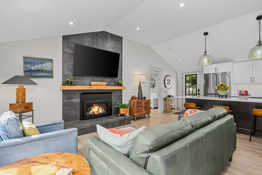 9 Locust Ave, Barnstable, MA 02668