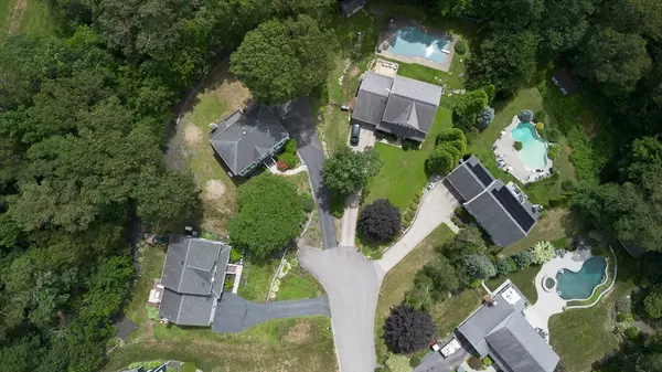 Grafton, MA 01519,9 Heidi Ln
