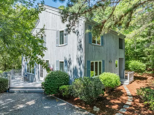 20 Holly Rd, Mashpee, MA 02649