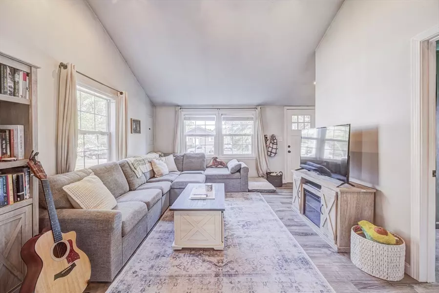 9 Marion St, Plymouth, MA 02360