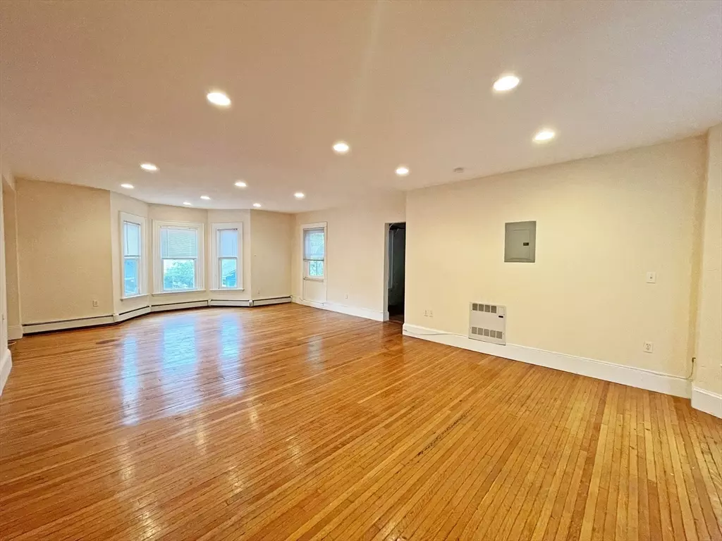 Newton, MA 02460,399 Newtonville Ave #2