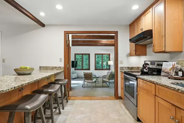 Duxbury, MA 02332,28 Pine St
