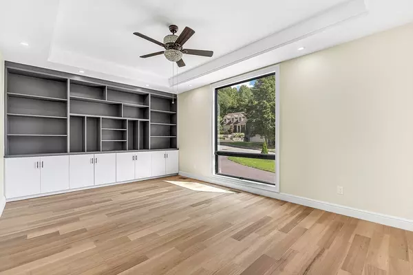 Winchester, MA 01890,20 Amberwood Dr