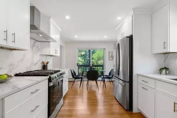 29 Cottage St #29, Newton, MA 02464