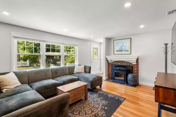 Walpole, MA 02081,12 Thomas St