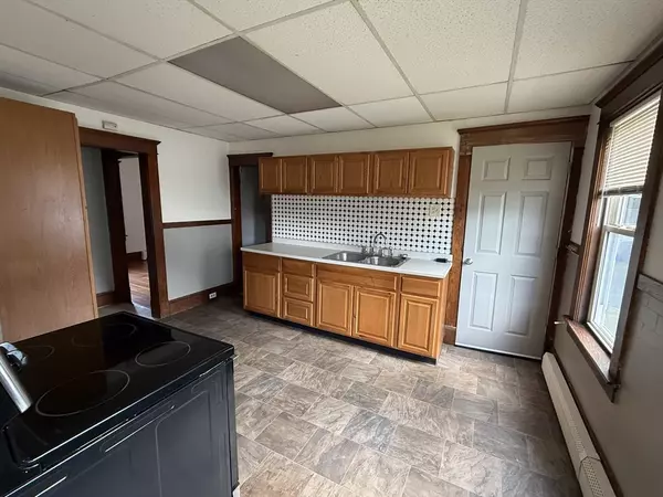 Westfield, MA 01085,9 Crown St