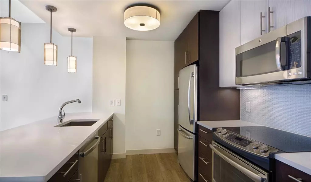 Boston, MA 02114,1 Canal St. #915