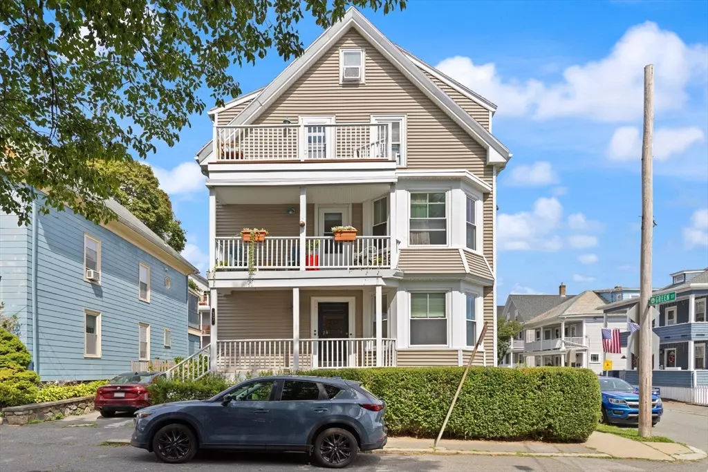 Salem, MA 01970,17 Messervy St #1