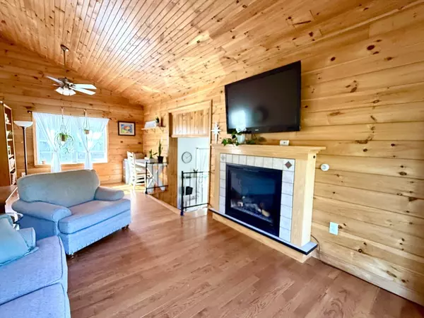 Holden, MA 01520,27 Mayflower Circle
