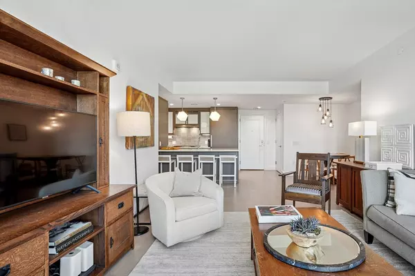 Boston, MA 02114,100 Lovejoy Wharf #4J